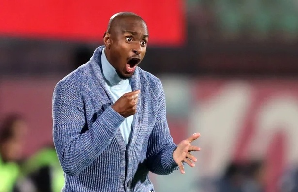 Algérie : polémique autour de Rhulani Mokwena, accusé d’avoir dissimulé 16 000 dollars à l’aéroport d’Alger