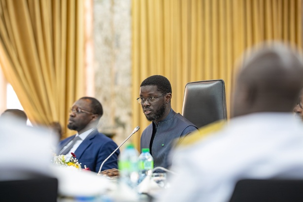 Trophée retiré au Sénégal : le gouvernement dénonce une décision “profondément injuste” et évoque des soupçons de corruption Trophée retiré au Sénégal : le gouvernement dénonce une décision “profondément injuste” et évoque des soupçons de corruption