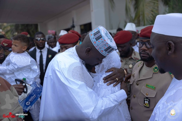 Fête de l’Aïd el-Fitr : vive émotion, Doubouya s’agenouille devant sa maman Fête de l’Aïd el-Fitr : vive émotion, Doubouya s’agenouille devant sa maman
