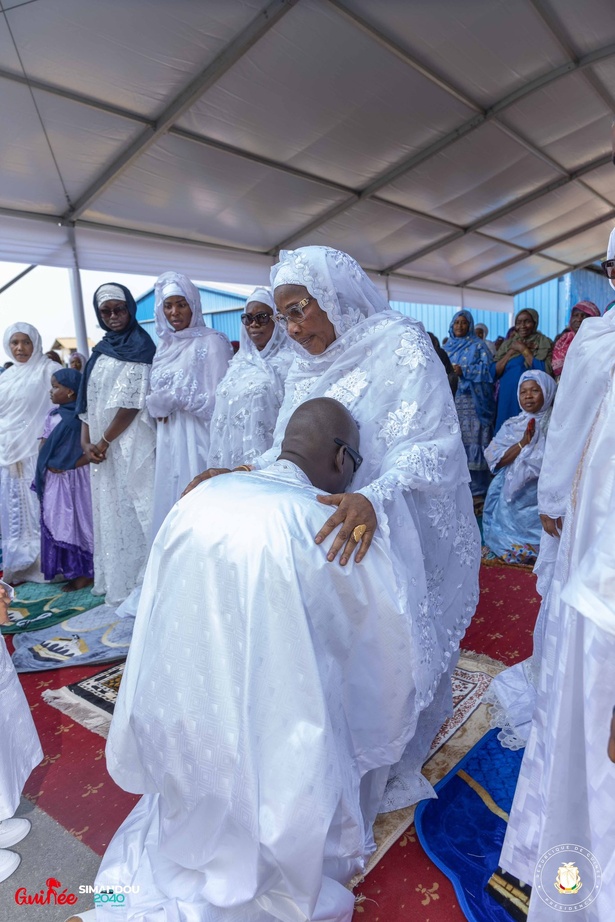 Fête de l’Aïd el-Fitr : vive émotion, Doubouya s’agenouille devant sa maman Fête de l’Aïd el-Fitr : vive émotion, Doubouya s’agenouille devant sa maman