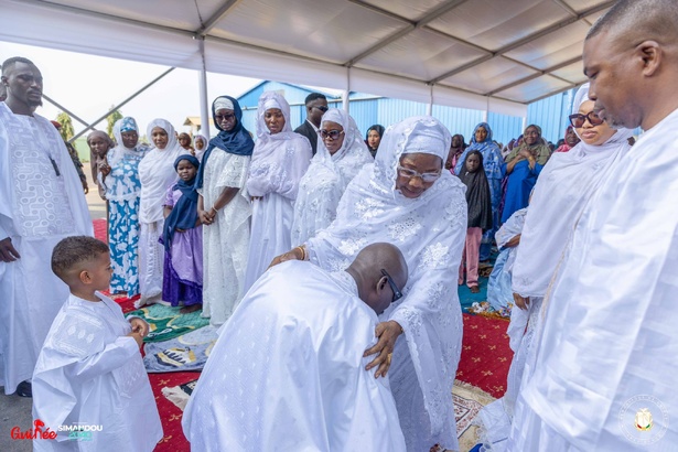 Fête de l’Aïd el-Fitr : vive émotion, Doubouya s’agenouille devant sa maman 