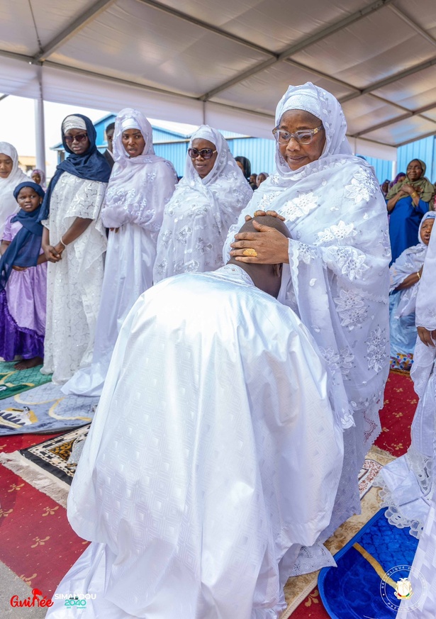 Fête de l’Aïd el-Fitr : vive émotion, Doubouya s’agenouille devant sa maman Fête de l’Aïd el-Fitr : vive émotion, Doubouya s’agenouille devant sa maman