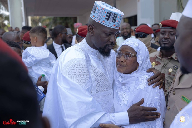 Fête de l’Aïd el-Fitr : vive émotion, Doubouya s’agenouille devant sa maman 