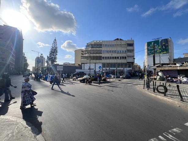 Dakar : le ministre de l'intérieur, Me Bamba Cissé félicite les commerçants de Petersen pour leur civisme Dakar : le ministre de l'intérieur, Me Bamba Cissé félicite les commerçants de Petersen pour leur civisme