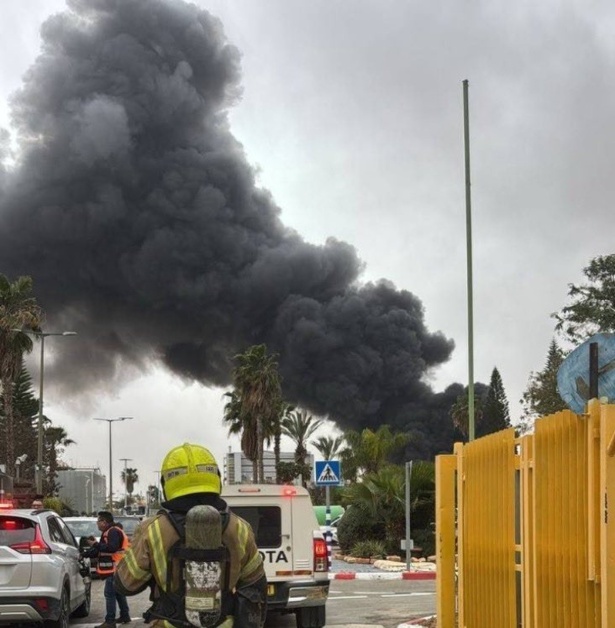 Israël : des missiles iraniens touchent une zone industrielle du sud Israël : des missiles iraniens touchent une zone industrielle du sud