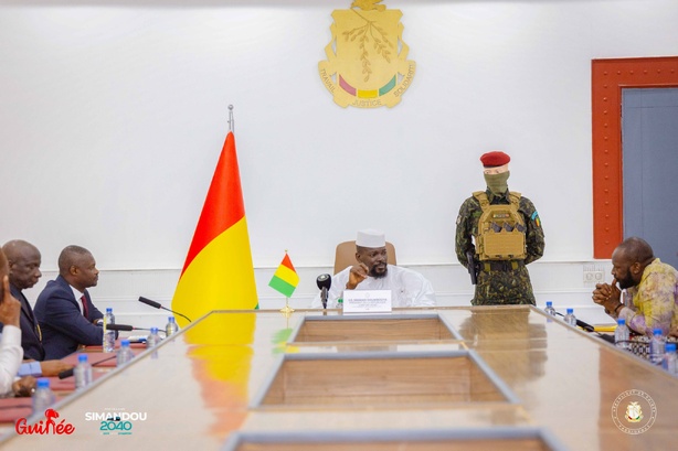 Guinée : la vérité sur l’homme au teint clair aperçu auprès de Doumbouya