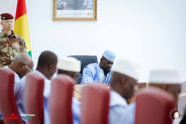 Guinée : la vérité sur l’homme au teint clair aperçu auprès de Doumbouya Guinée : la vérité sur l’homme au teint clair aperçu auprès de Doumbouya