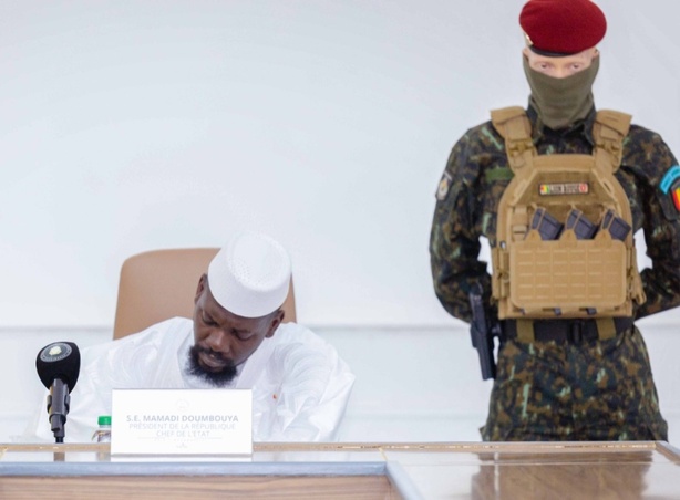 Guinée : la vérité sur l’homme au teint clair aperçu auprès de Doumbouya Guinée : la vérité sur l’homme au teint clair aperçu auprès de Doumbouya