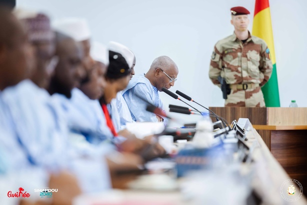 Deux soldats albinos aux côtés de Mamadi Doumbouya : une image qui fait débat Deux soldats albinos aux côtés de Mamadi Doumbouya : une image qui fait débat