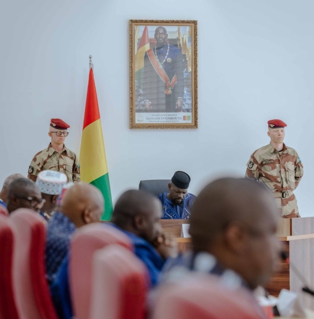 Deux soldats albinos aux côtés de Mamadi Doumbouya : une image qui fait débat Deux soldats albinos aux côtés de Mamadi Doumbouya : une image qui fait débat