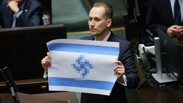 Pologne : Konrad Berkowicz brandit un drapeau israélien modifié au Parlement Pologne : Konrad Berkowicz brandit un drapeau israélien modifié au Parlement