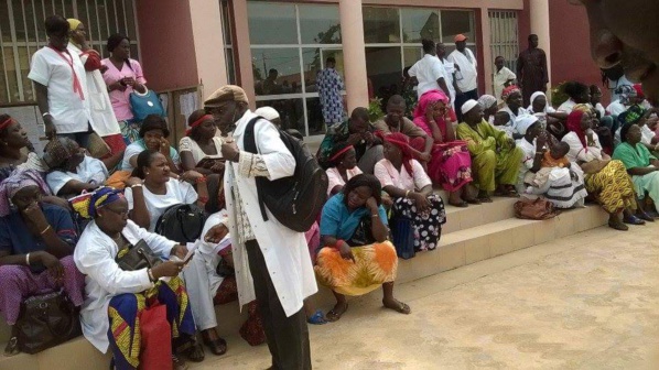 : La mairie de Ziguinchor assiégée par des agents de la Santé : La mairie de Ziguinchor assiégée par des agents de la Santé