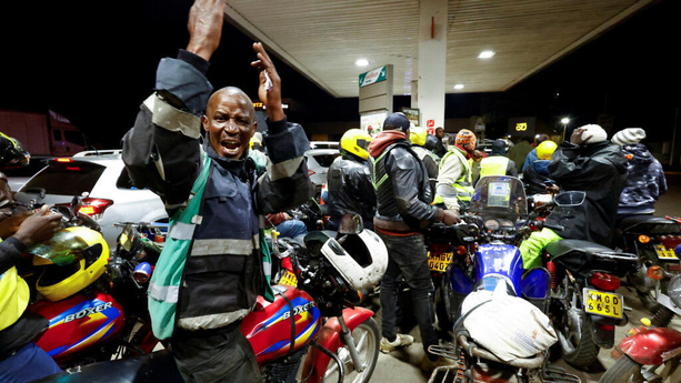 Au Kenya, l'augmentation des prix à la pompe suscite la colère des Kényans Au Kenya, l'augmentation des prix à la pompe suscite la colère des Kényans
