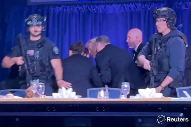 Paniqué, Donald Trump chute pendant son évacuation après des tirs