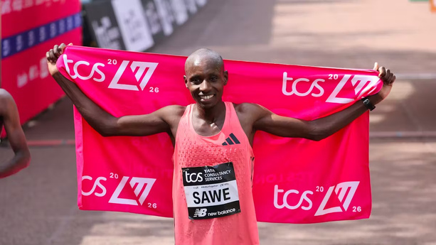 Londres : le Kényan Sabastian Sawe devient le premier homme à remporter un marathon en moins de deux heures