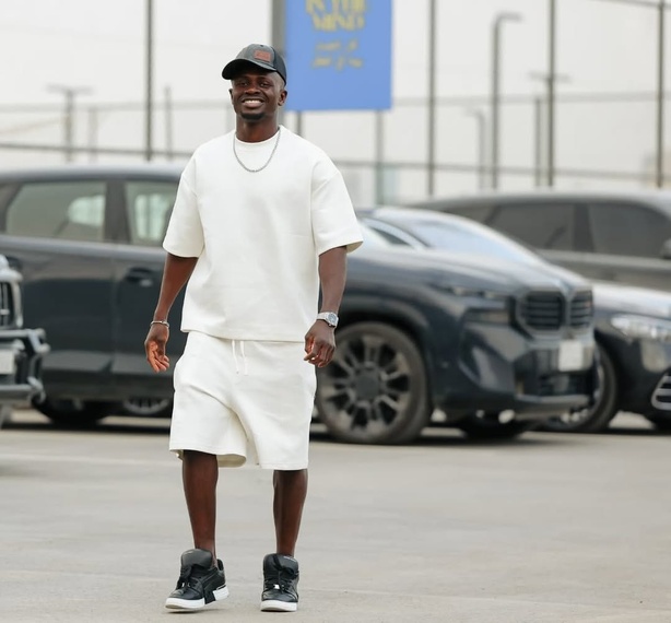 Sadio Mané aperçu souriant dans les rues d’Arabie saoudite