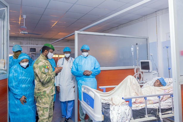 Mali : Assimi Goïta au chevet des blessés Mali : Assimi Goïta au chevet des blessés