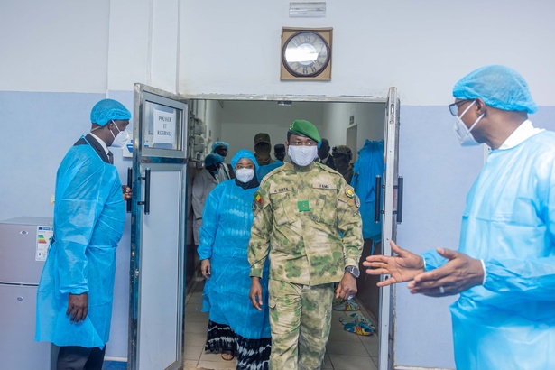 Mali : Assimi Goïta au chevet des blessés