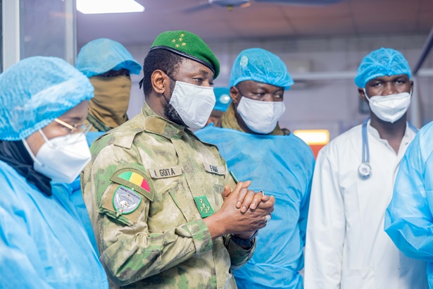 Mali : Assimi Goïta au chevet des blessés