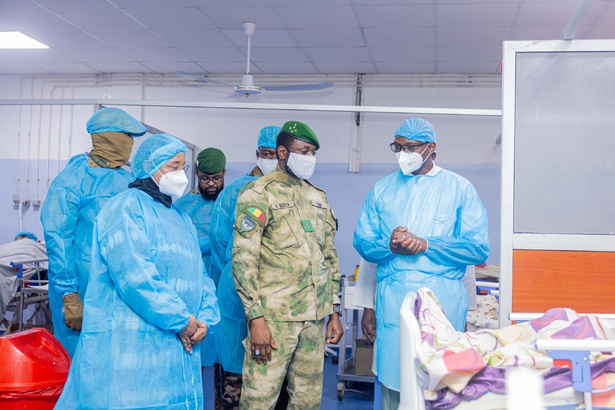 Mali : Assimi Goïta au chevet des blessés Mali : Assimi Goïta au chevet des blessés