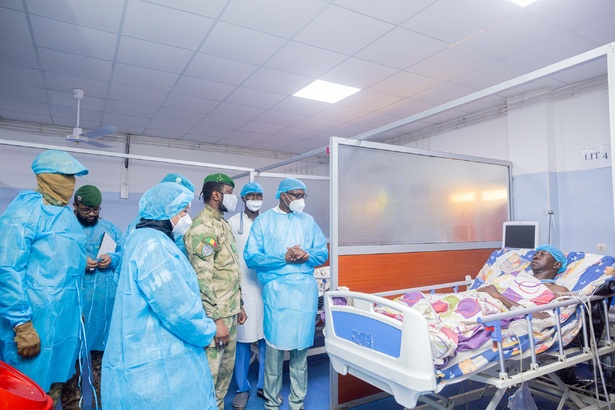 Mali : Assimi Goïta au chevet des blessés Mali : Assimi Goïta au chevet des blessés