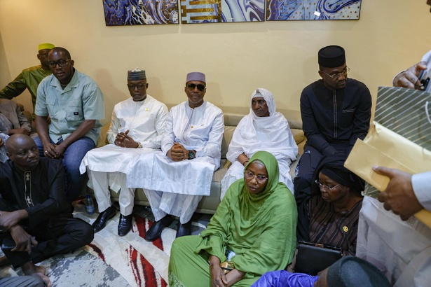 Après les attaques : les autorités maliennes chez la mère de Sadio Camara à Kati 