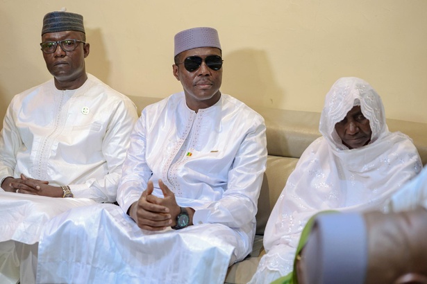 Après les attaques : les autorités maliennes chez la mère de Sadio Camara à Kati Après les attaques : les autorités maliennes chez la mère de Sadio Camara à Kati