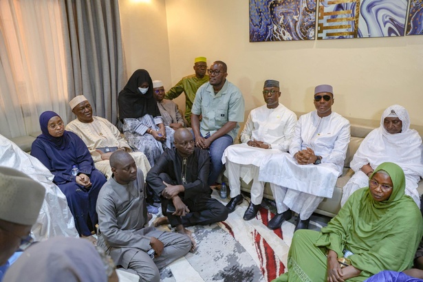 Après les attaques : les autorités maliennes chez la mère de Sadio Camara à Kati Après les attaques : les autorités maliennes chez la mère de Sadio Camara à Kati