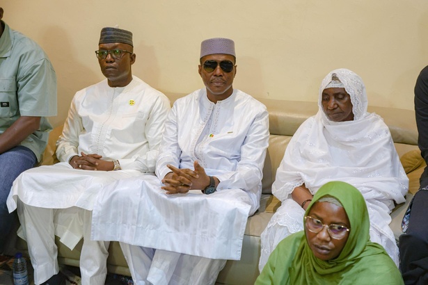 Après les attaques : les autorités maliennes chez la mère de Sadio Camara à Kati 