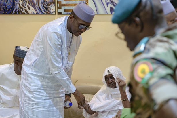 Après les attaques : les autorités maliennes chez la mère de Sadio Camara à Kati Après les attaques : les autorités maliennes chez la mère de Sadio Camara à Kati