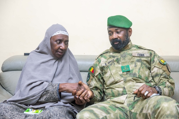 Après les attaques : les autorités maliennes chez la mère de Sadio Camara à Kati 