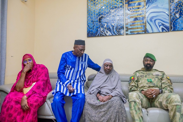Après les attaques : les autorités maliennes chez la mère de Sadio Camara à Kati Après les attaques : les autorités maliennes chez la mère de Sadio Camara à Kati