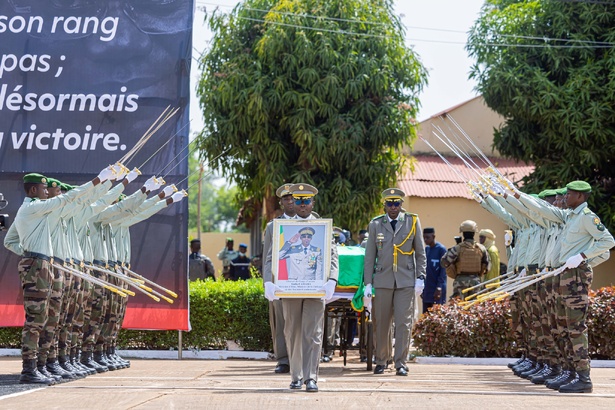 Mali : Assimi Goïta préside les funérailles nationales de Sadio Camara