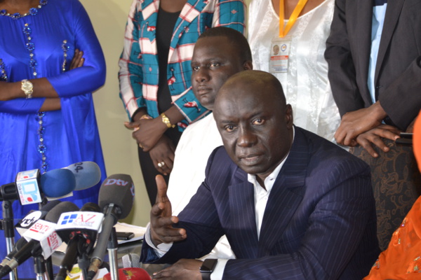 Acculé et critiqué de tout bord: Idrissa Seck se massifie à l’étranger Acculé et critiqué de tout bord: Idrissa Seck se massifie à l’étranger