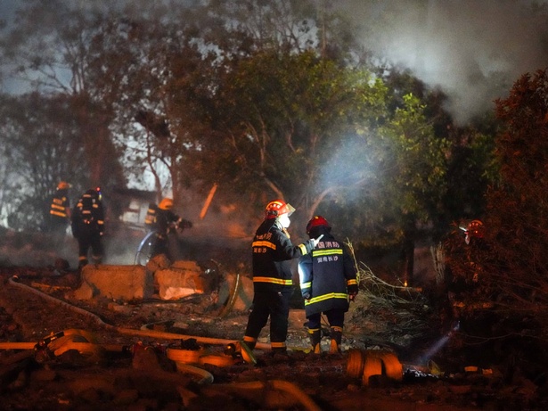 Chine : le bilan de l’explosion dans une usine de feux d’artifice grimpe à 37 morts Chine : le bilan de l’explosion dans une usine de feux d’artifice grimpe à 37 morts