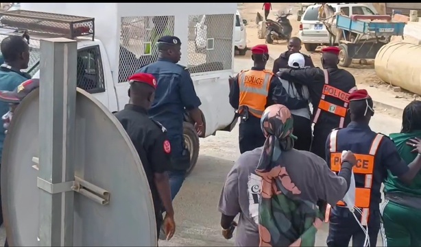 Keur Massar : une randonnée de militants de Pastef dégénère en affrontements à Jaxaay, plusieurs arrestations Keur Massar : une randonnée de militants de Pastef dégénère en affrontements à Jaxaay, plusieurs arrestations