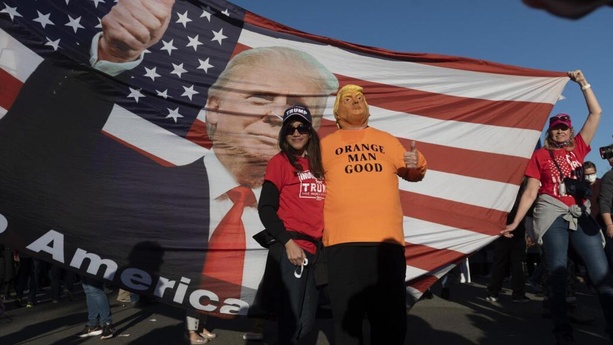 États-Unis : un couple accusé d’avoir escroqué des partisans de Donald Trump avec de fausses monnaies