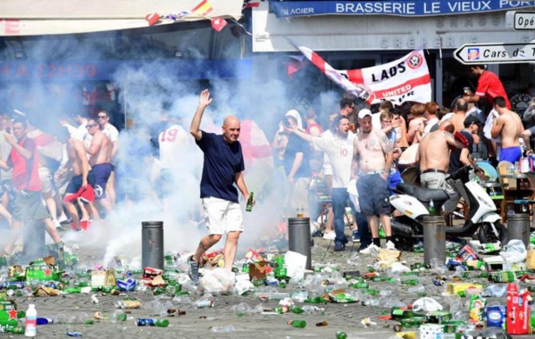 Euro 2016 :Les supporters Anglais, sèment le bordel à Marseille Euro 2016 :Les supporters Anglais, sèment le bordel à Marseille