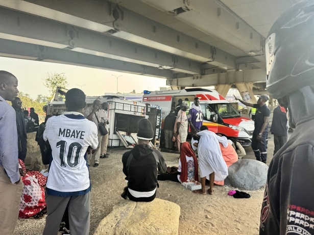 Pikine : un car « Ndiaga Ndiaye » se renverse au rond-point EDK, plusieurs blessés Pikine : un car « Ndiaga Ndiaye » se renverse au rond-point EDK, plusieurs blessés