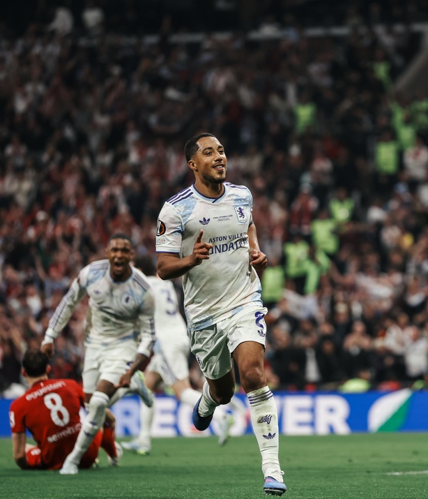 Aston Villa écrase Fribourg (3-0) et décroche la Ligue Europa, premier titre européen depuis 1982 Aston Villa écrase Fribourg (3-0) et décroche la Ligue Europa, premier titre européen depuis 1982