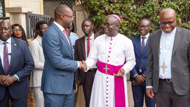 Pèlerinage de Popenguine : Ousmane Sonko reçu par l’Archevêque de Dakar Pèlerinage de Popenguine : Ousmane Sonko reçu par l’Archevêque de Dakar