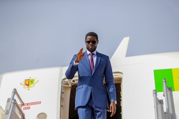 Le Président Diomaye Faye entame une visite de travail en Gambie Le Président Diomaye Faye entame une visite de travail en Gambie