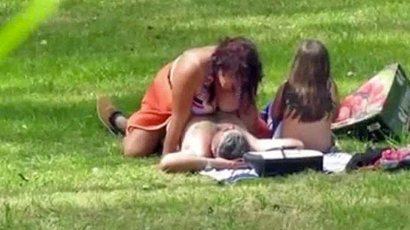 Le Portugal choqué: Un couple fait l'amour en public aux côtés d'une fillette Le Portugal choqué: Un couple fait l'amour en public aux côtés d'une fillette