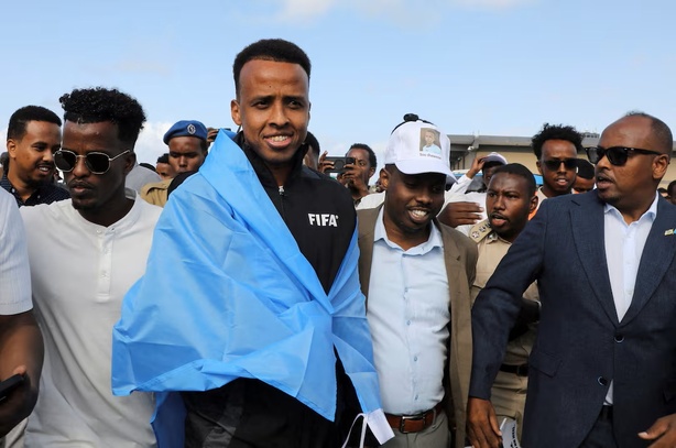 Refoulé des États-Unis, l’arbitre somalien Omar Artan accueilli en héros à Mogadiscio Refoulé des États-Unis, l’arbitre somalien Omar Artan accueilli en héros à Mogadiscio