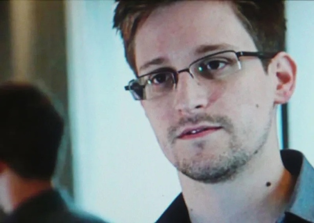 Edward Snowden redoute un monde où l’IA surveille tout, tout le temps