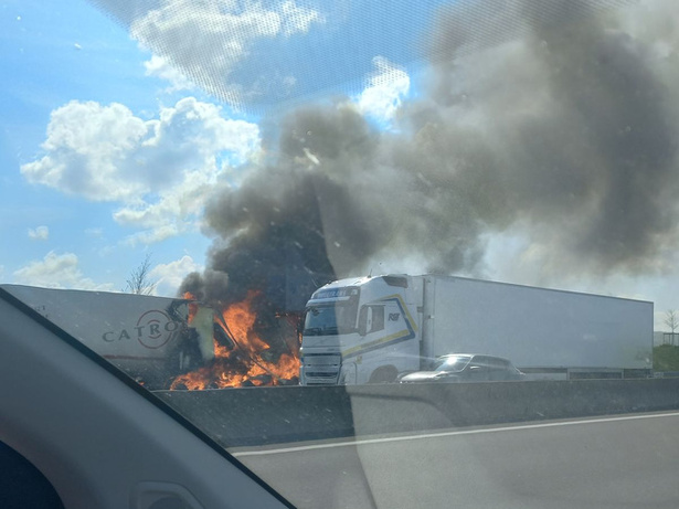 Diamniadio : un camion-citerne prend feu sur l’autoroute à péage, circulation fortement perturbée