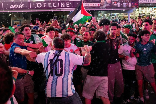 Mondial 2026 : violents affrontements entre supporters argentins et algériens à New York Mondial 2026 : violents affrontements entre supporters argentins et algériens à New York