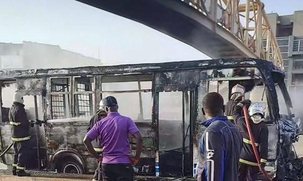Dakar : un bus Tata prend feu sur la VDN 3