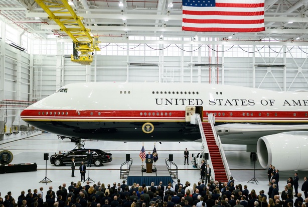 Etats Unis : Donald Trump dévoile le nouvel Air Force One offert par le Qatar
