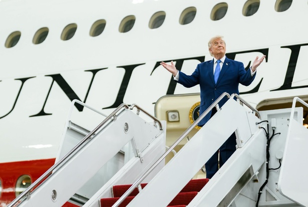 Etats Unis : Donald Trump dévoile le nouvel Air Force One offert par le Qatar Etats Unis : Donald Trump dévoile le nouvel Air Force One offert par le Qatar